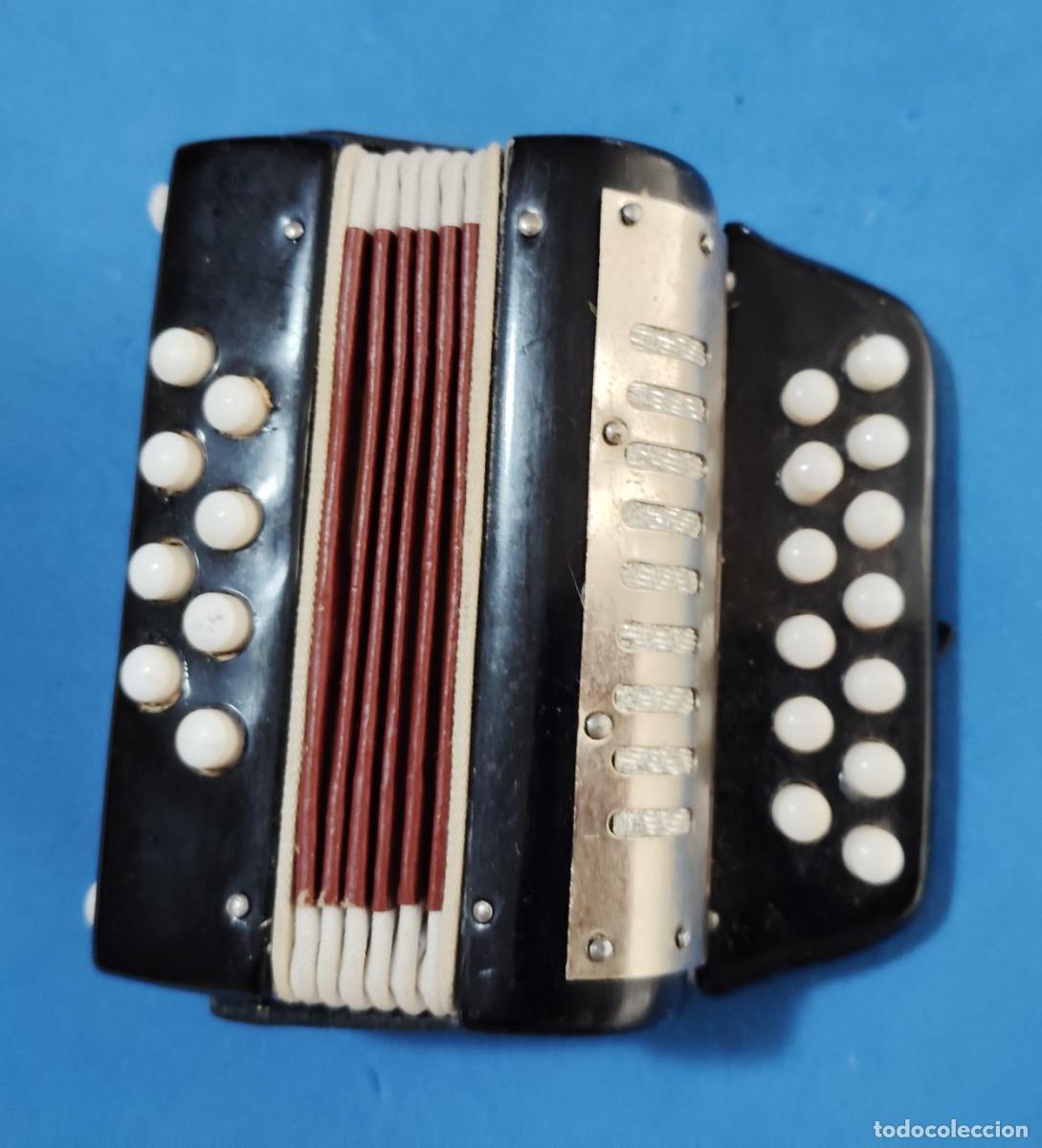 Coleccionismo: ACORDEON EN MINIATURA. MUY REALISTA ENVIO INCLUIDO.