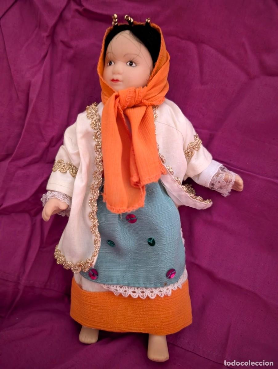 Coleccionismo: Mu&ntilde;eca de porcelana con traje tradicional de L&iacute;bano &ndash; 21 cm