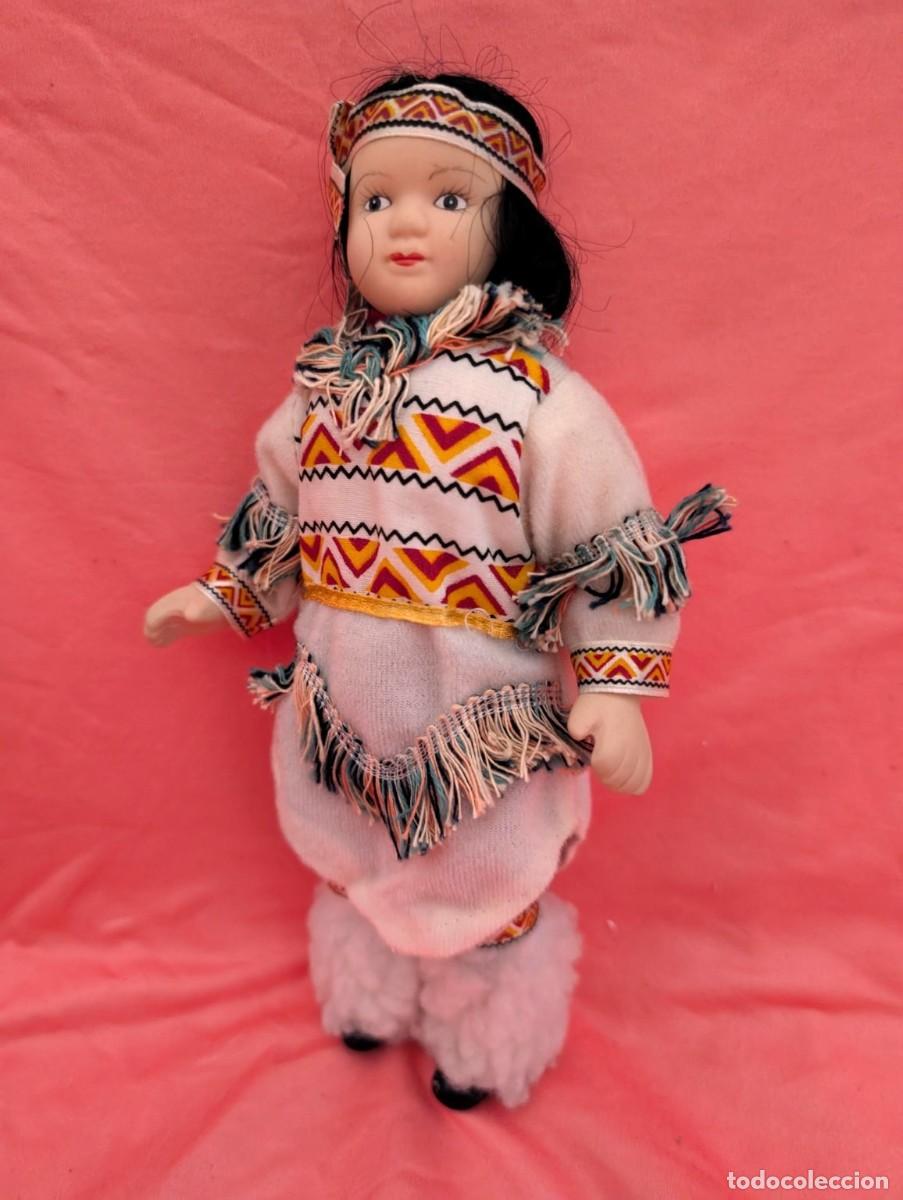 Coleccionismo: Mu&ntilde;eca de porcelana India Canadiense con traje tradicional &ndash; 21,5 cm