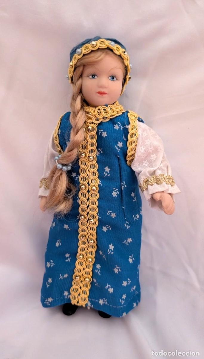 Coleccionismo: Mu&ntilde;eca de porcelana con indumentaria tradicional rusa &ndash; 21 cm