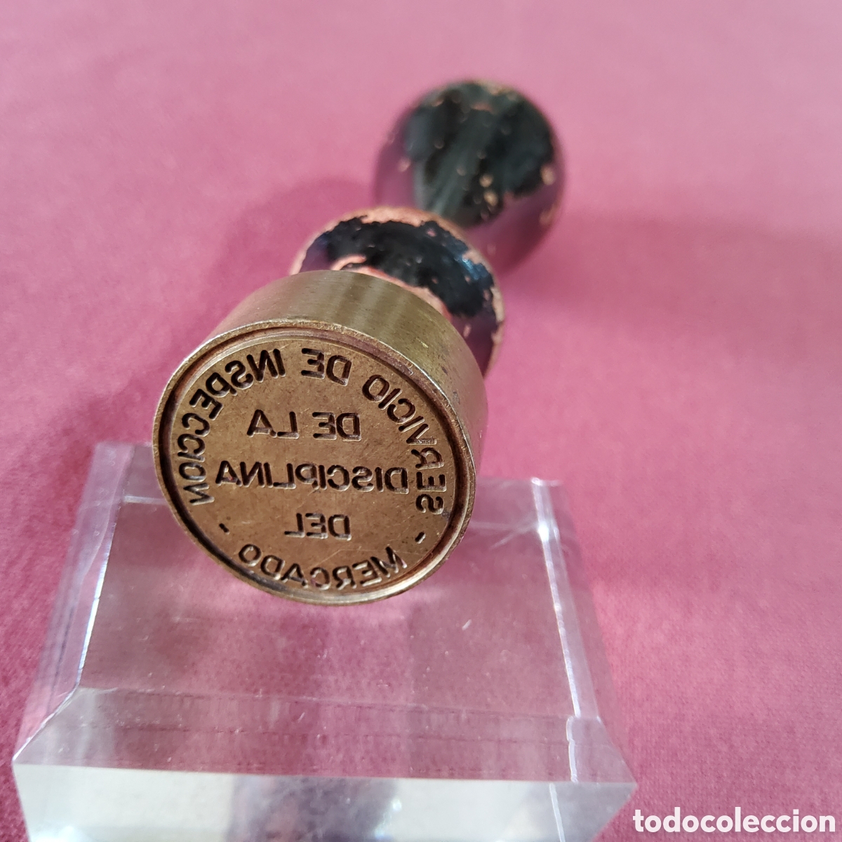 Coleccionismo: ANTIGUO SELLO DE LACRE, DE LAT&Oacute;N Y EL MANGO DE MADERA - Foto 1