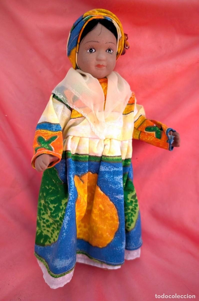 Coleccionismo: Mu&ntilde;eca de porcelana con traje tradicional de Martinica &ndash; 22 cm