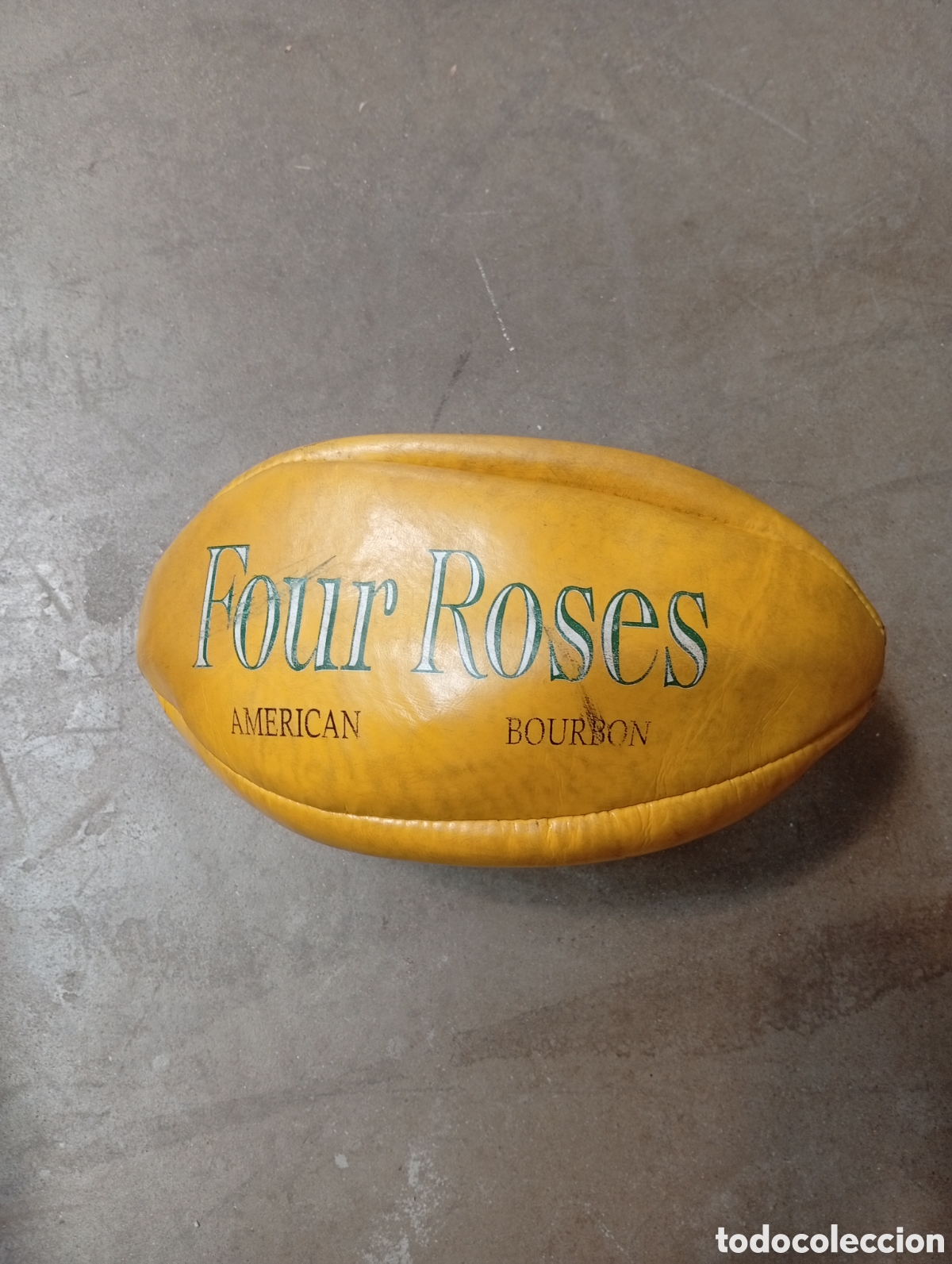 Coleccionismo: EXCELENTE BALON DE RUGBY PUBLICIDAD BOURBON FOUR ROSES. SIN ESTRENAR. POSIBLE A&Ntilde;OS 80