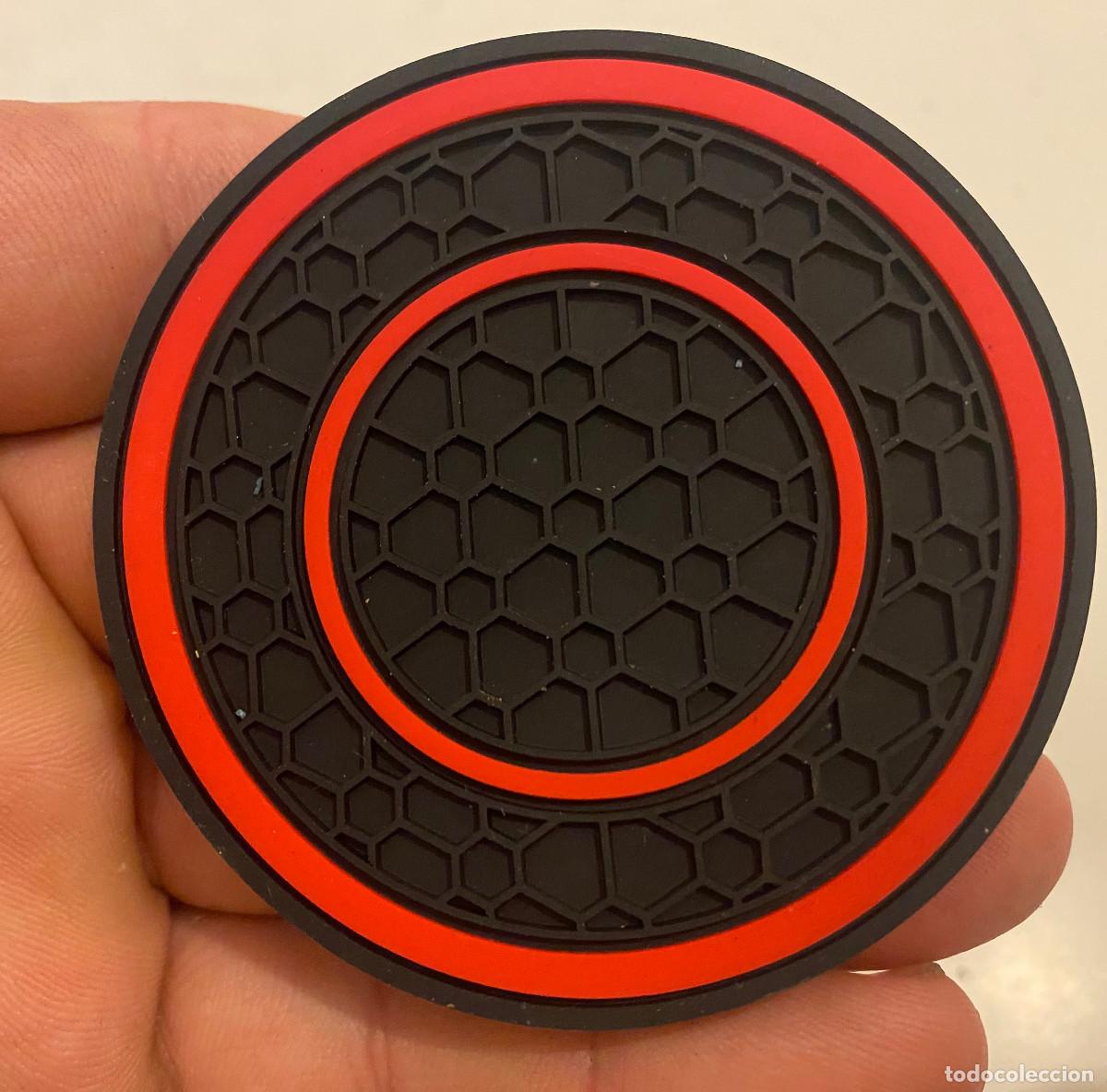 Coleccionismo: Posavasos de goma flexible. Con dibujos geom&eacute;tricos en semirelieve. 7 cm. de di&aacute;metro. Nuevo.