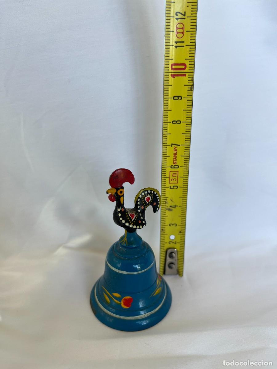 Coleccionismo: Campanilla con Figura de Gallo de Portugal, en metal.