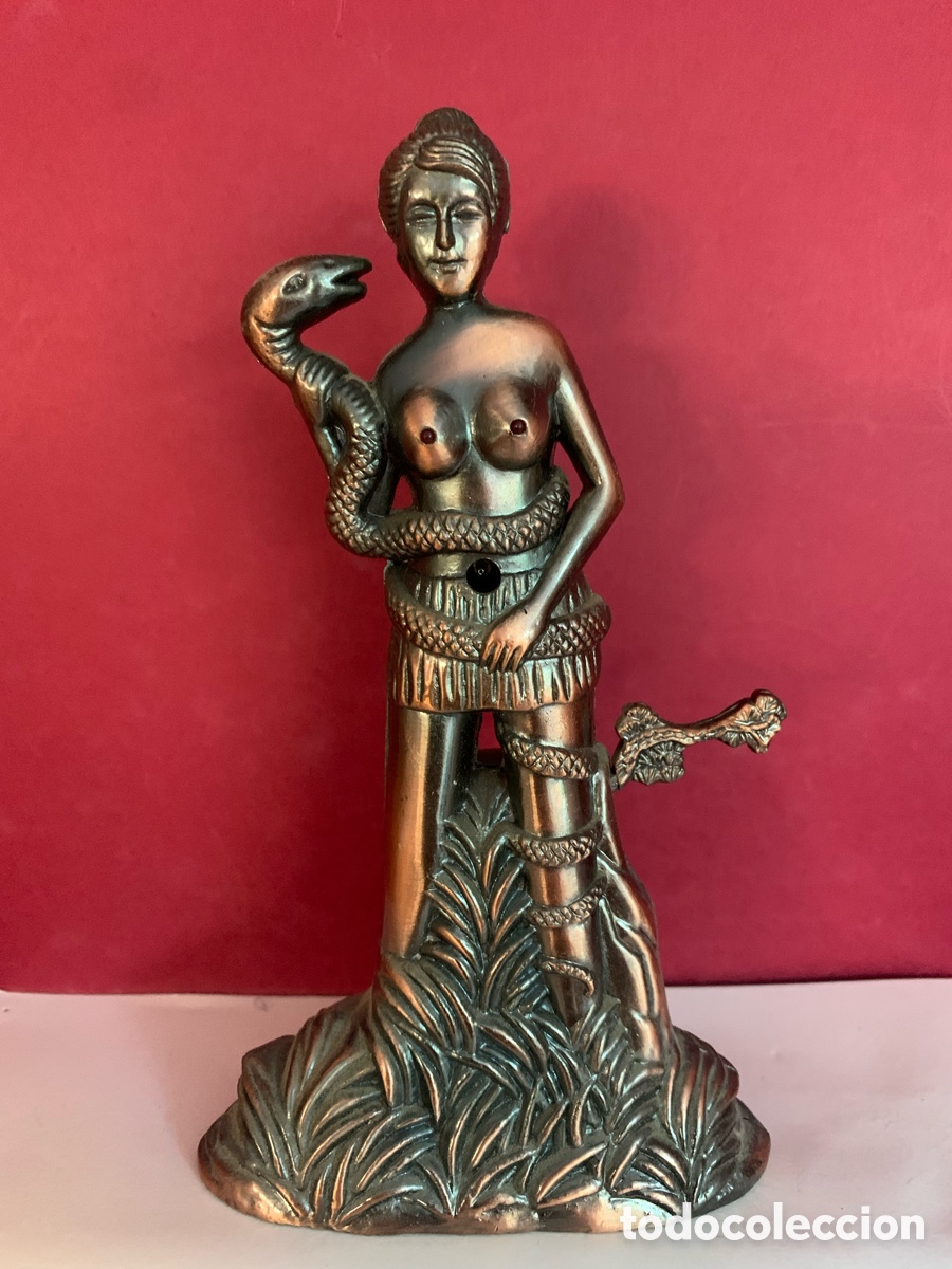 Coleccionismo: MECHERO BRONCEADO MUJER CON SERPIENTE FIGURA 17 cm ENCENDEDOR