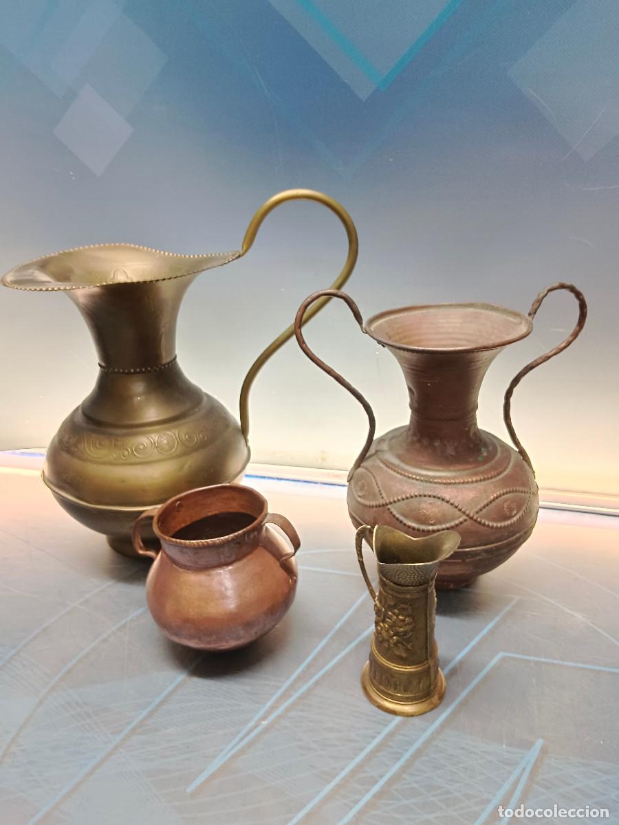 Coleccionismo: Lote de 4 peque&ntilde;as jarras &aacute;nforas de lat&oacute;n decorativas