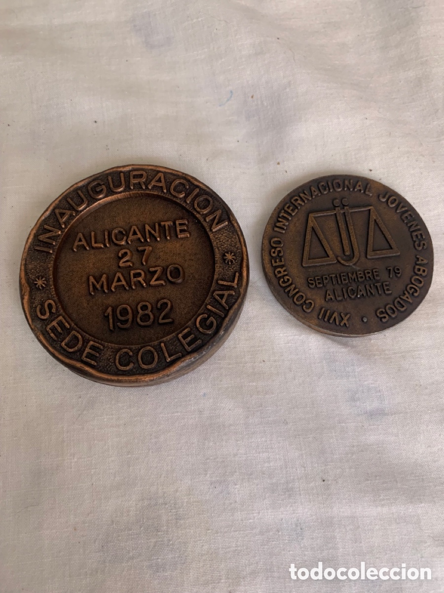 Coleccionismo: Medallas inauguraci&oacute;n sede Colegial Alicante 1982 y XVII congreso internacional Jovenes Abogados