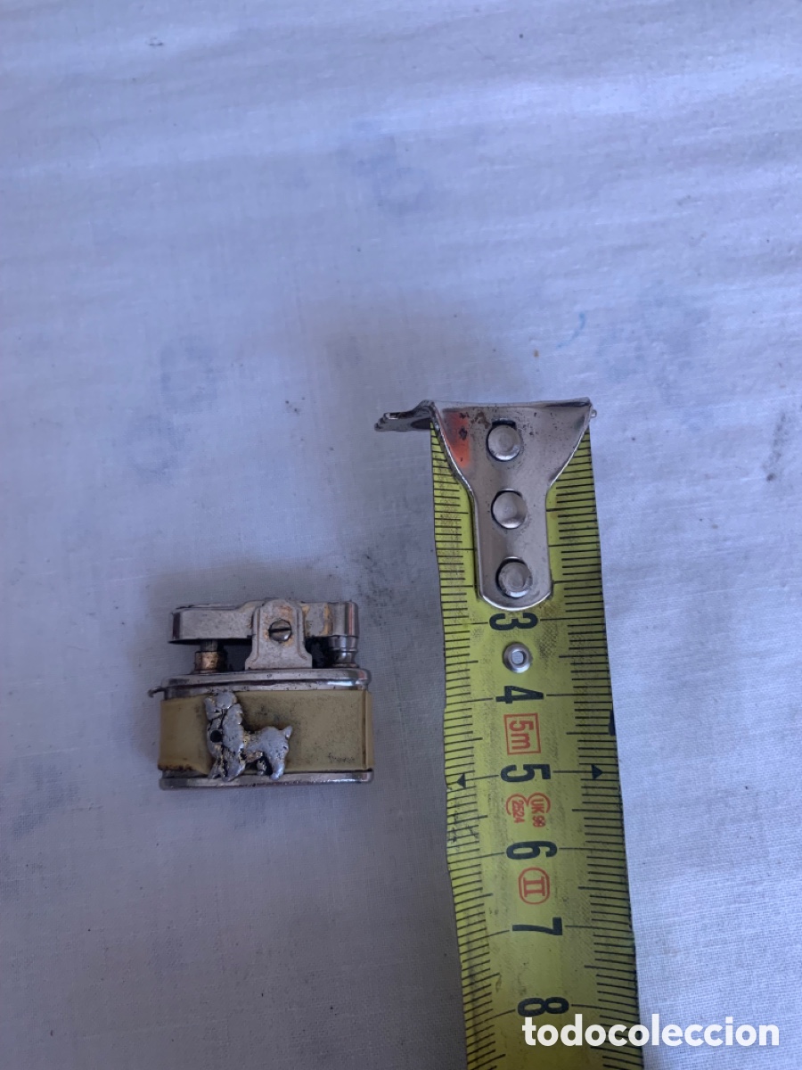 Coleccionismo: Mechero de gas en Miniatura con un peque&ntilde;o relieve del perrito