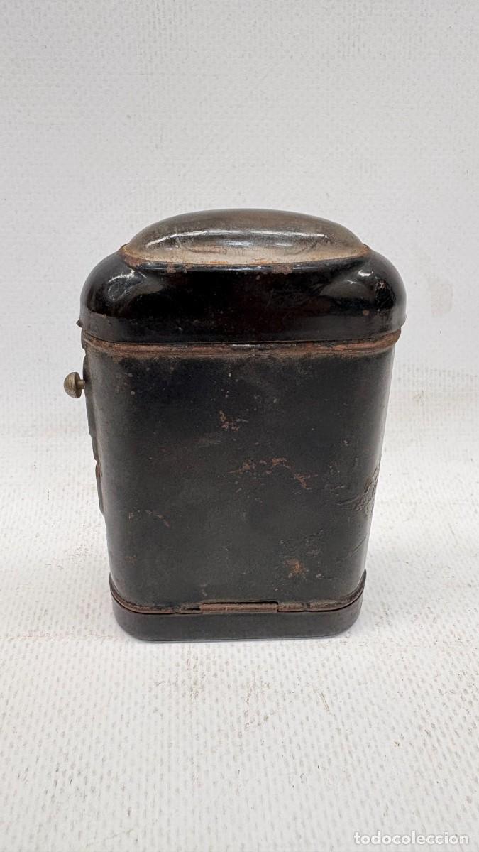 Collecting: LINTERNA ANTIGUA DE CHAPA ESMALTADA NEGRA CON LENTE DE CRISTAL A PILAS
