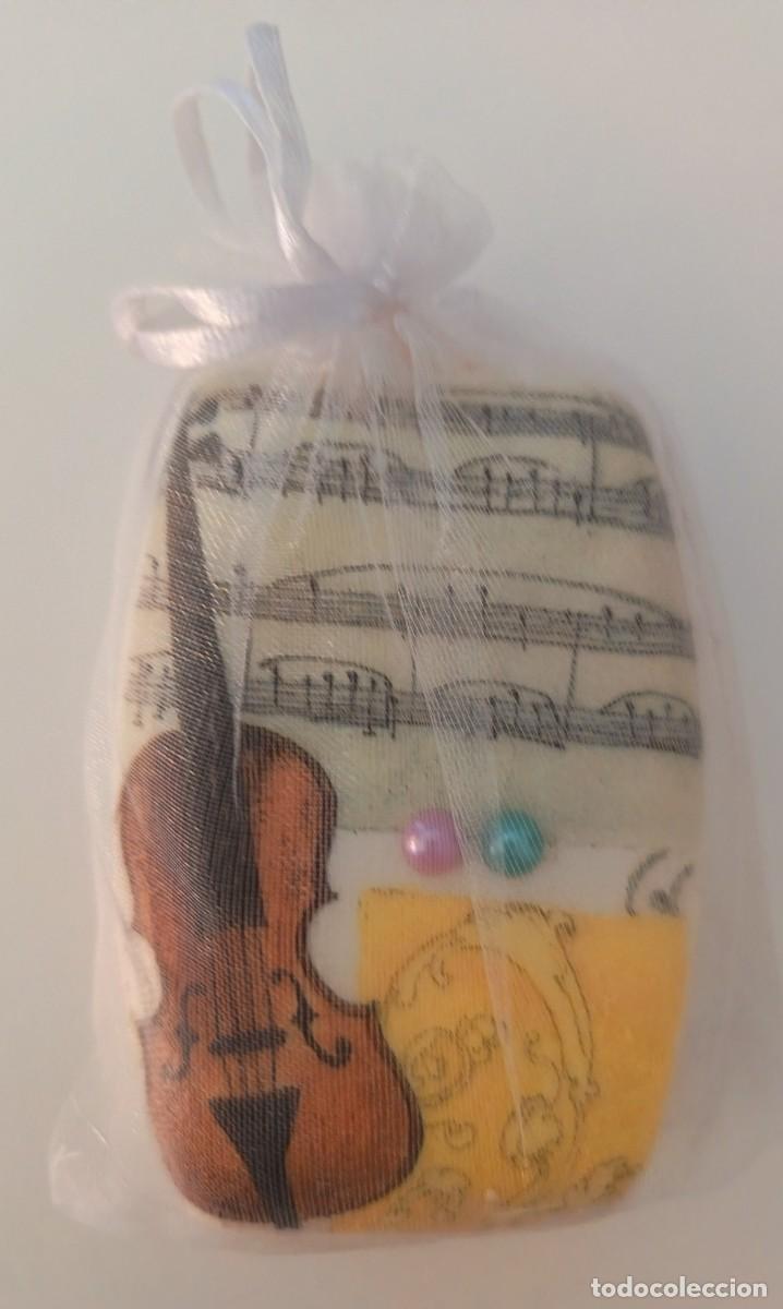 Coleccionismo: Pastilla de jabon Lux. Con adornos de musica.