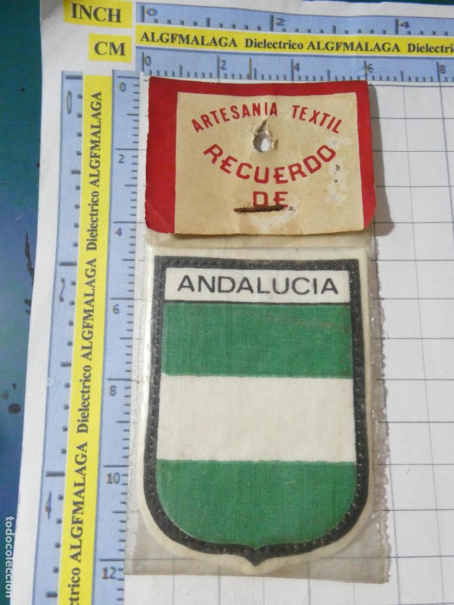Coleccionismo: ANTIGUO PARCHE TURISMO RECUERDO SOUVENIR. BANDERA ANDALUCIA.