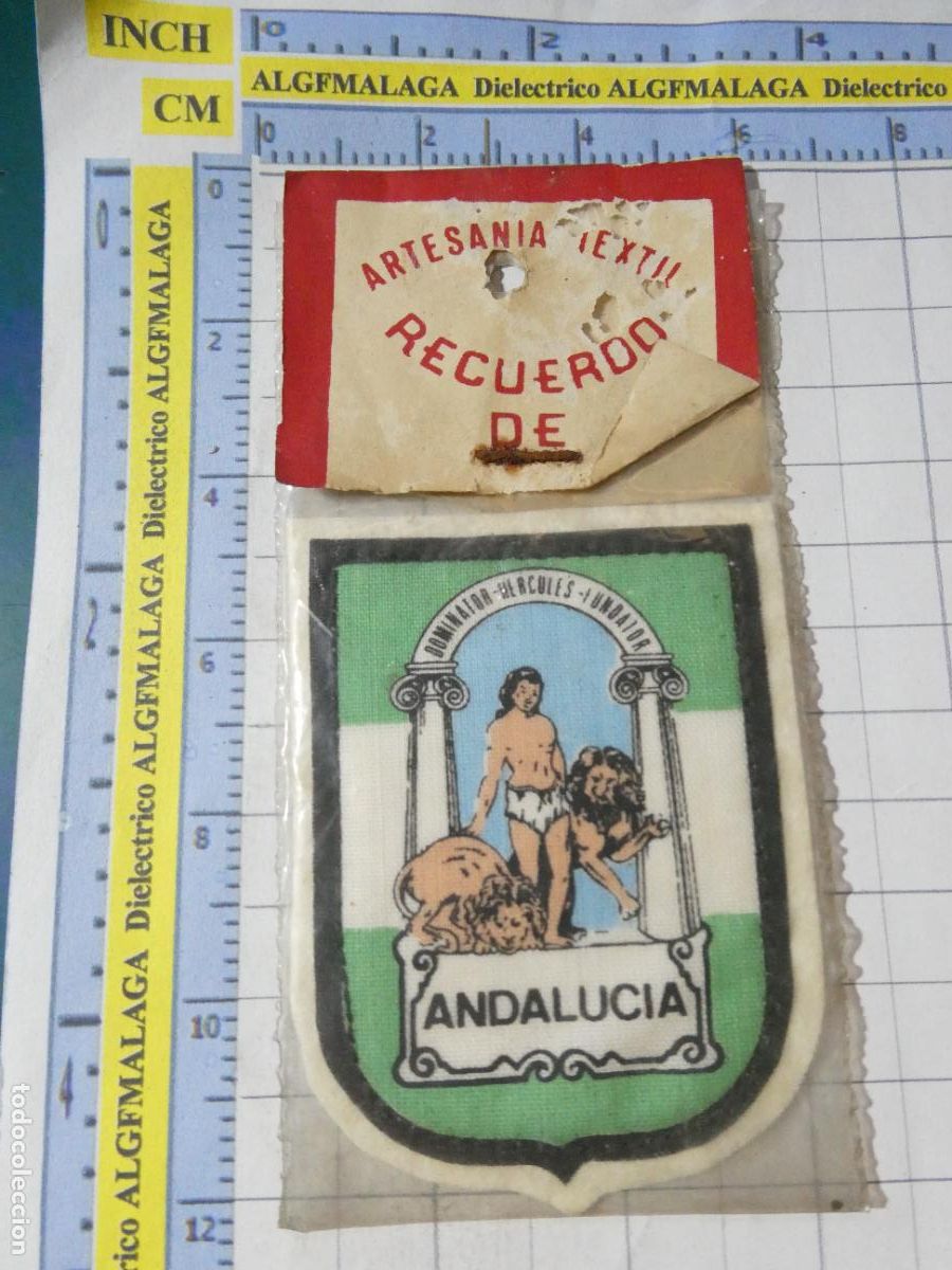 Coleccionismo: ANTIGUO PARCHE TURISMO RECUERDO SOUVENIR. ESCUDO HER&Aacute;LDICO DE ANDALUCIA.