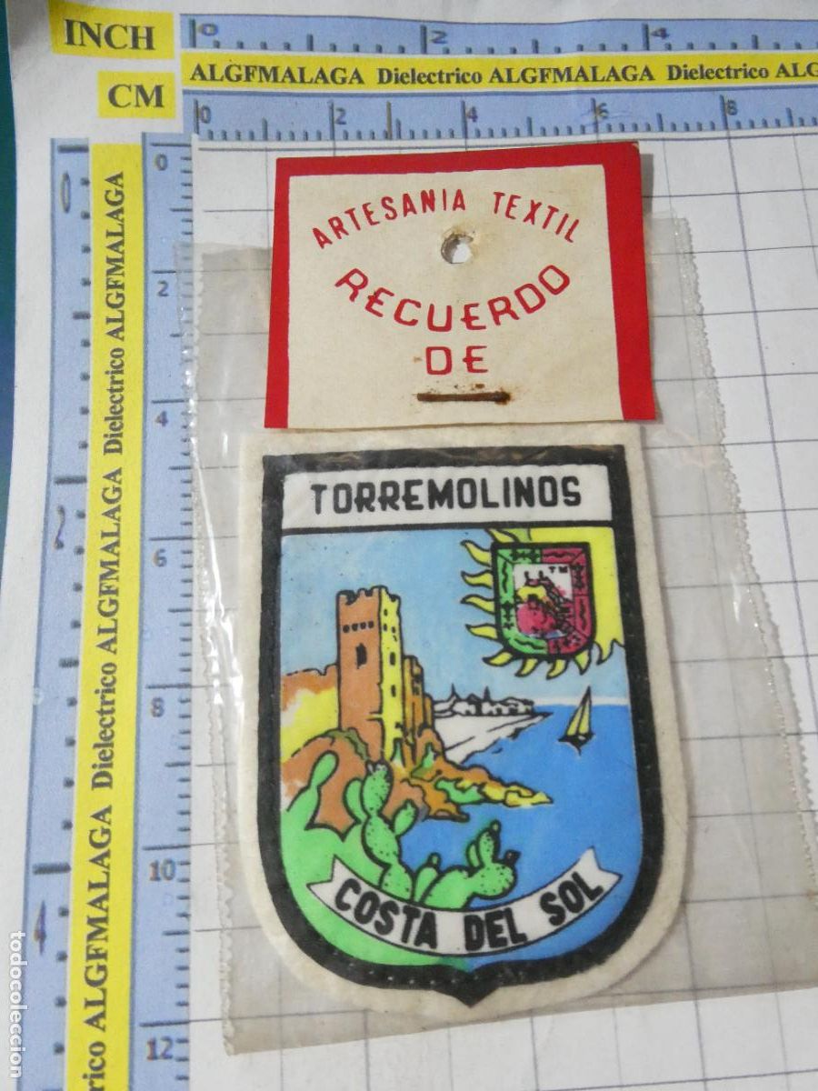 Coleccionismo: ANTIGUO PARCHE TURISMO RECUERDO SOUVENIR. ESCUDO MUNICIPIO TORREMOLINOS, M&Aacute;LAGA