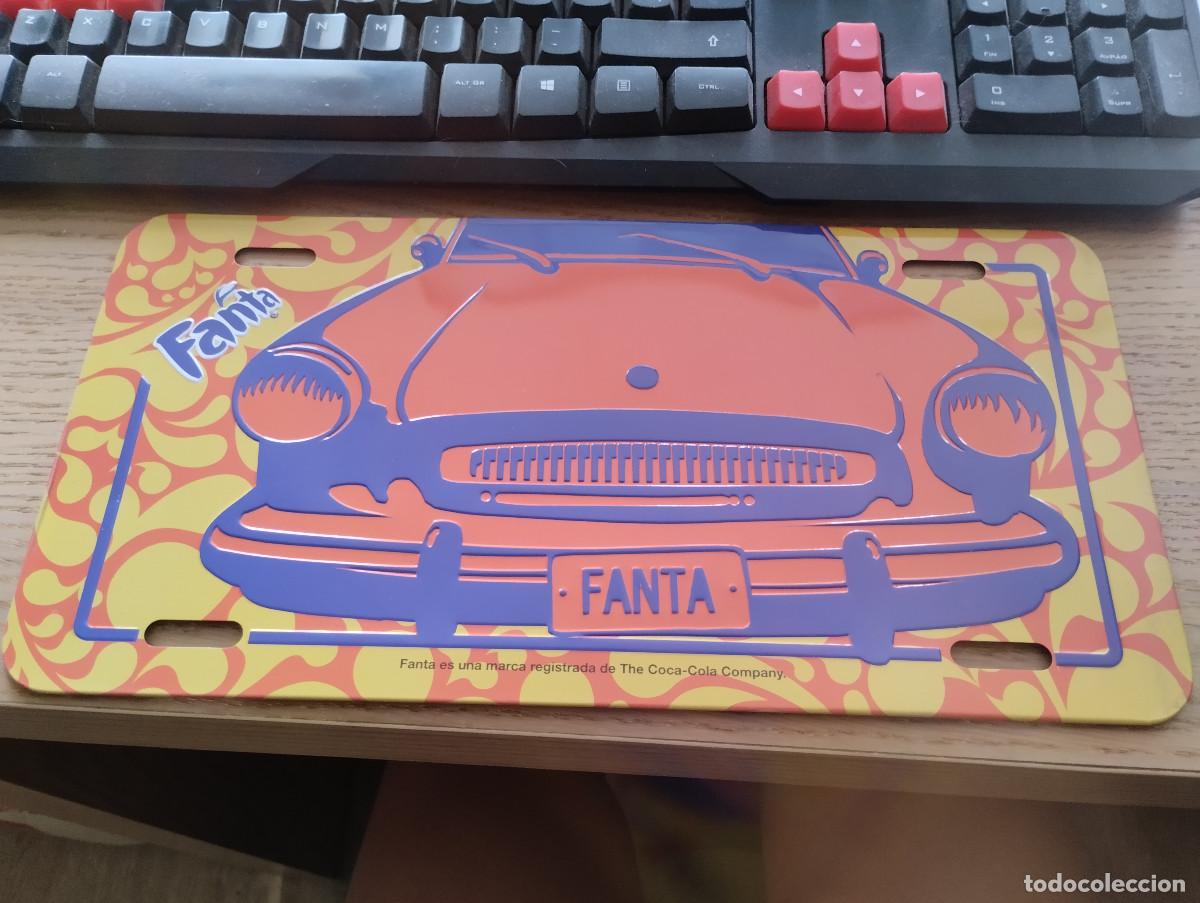 Coleccionismo: placa metalica de fanta con coche retro