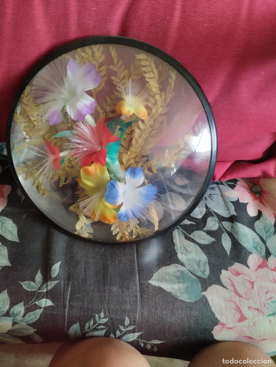 Coleccionismo: cuadro redondo con flores de plastico para decoracion (se supone que con pilas se ilumina)