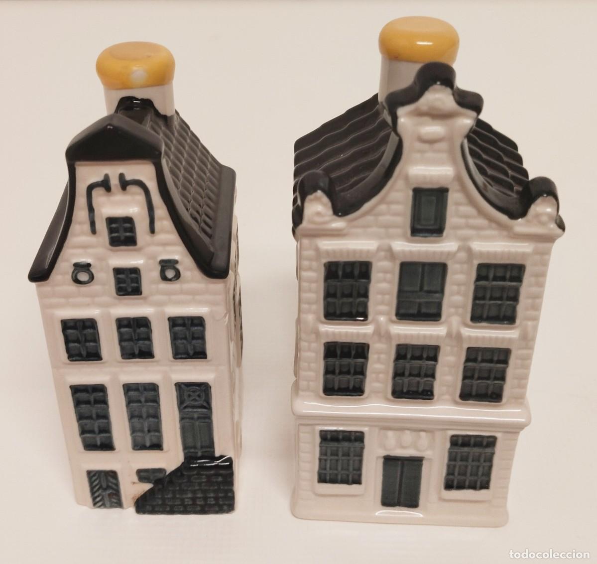 Coleccionismo: Lote de dos casitas de porcelana Delf para KLM. N&uacute;meros 9 y 80. Con lacre.