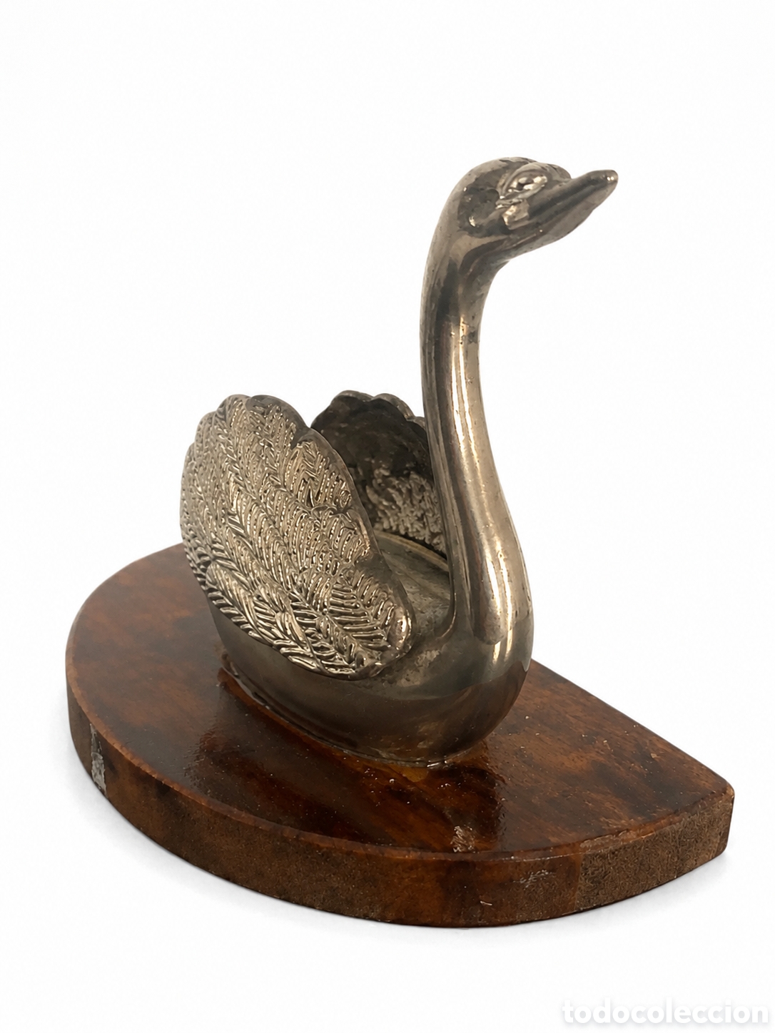 Coleccionismo: Figura decorativa de cisne sobre base de madera. Elegante dise&ntilde;o cl&aacute;sico en metal de color plateado.