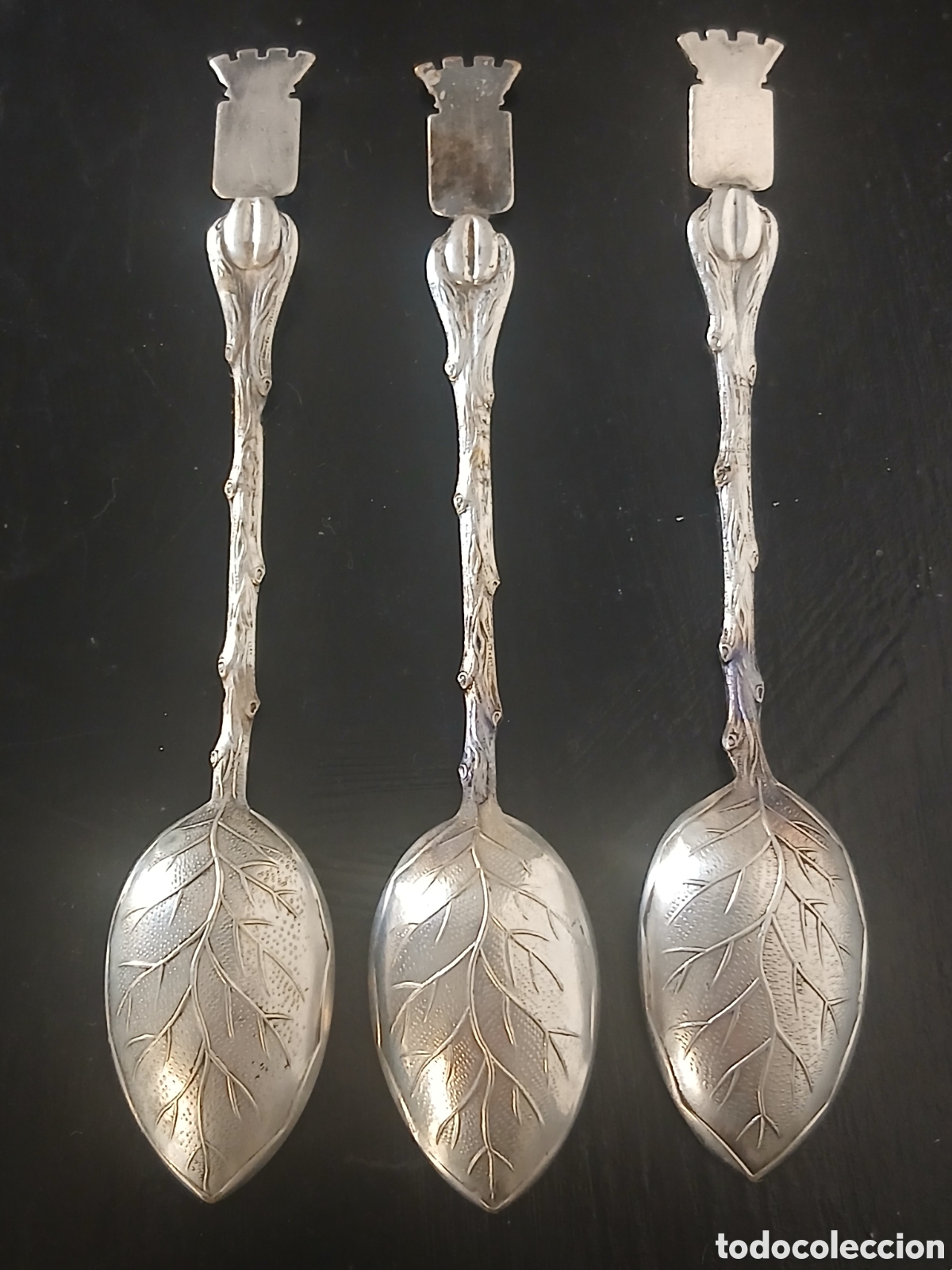 Coleccionismo: Antiguas cuchara.Conjunto de tres cucharas antiguas con un dise&ntilde;o decorativo en el mango y la parte
