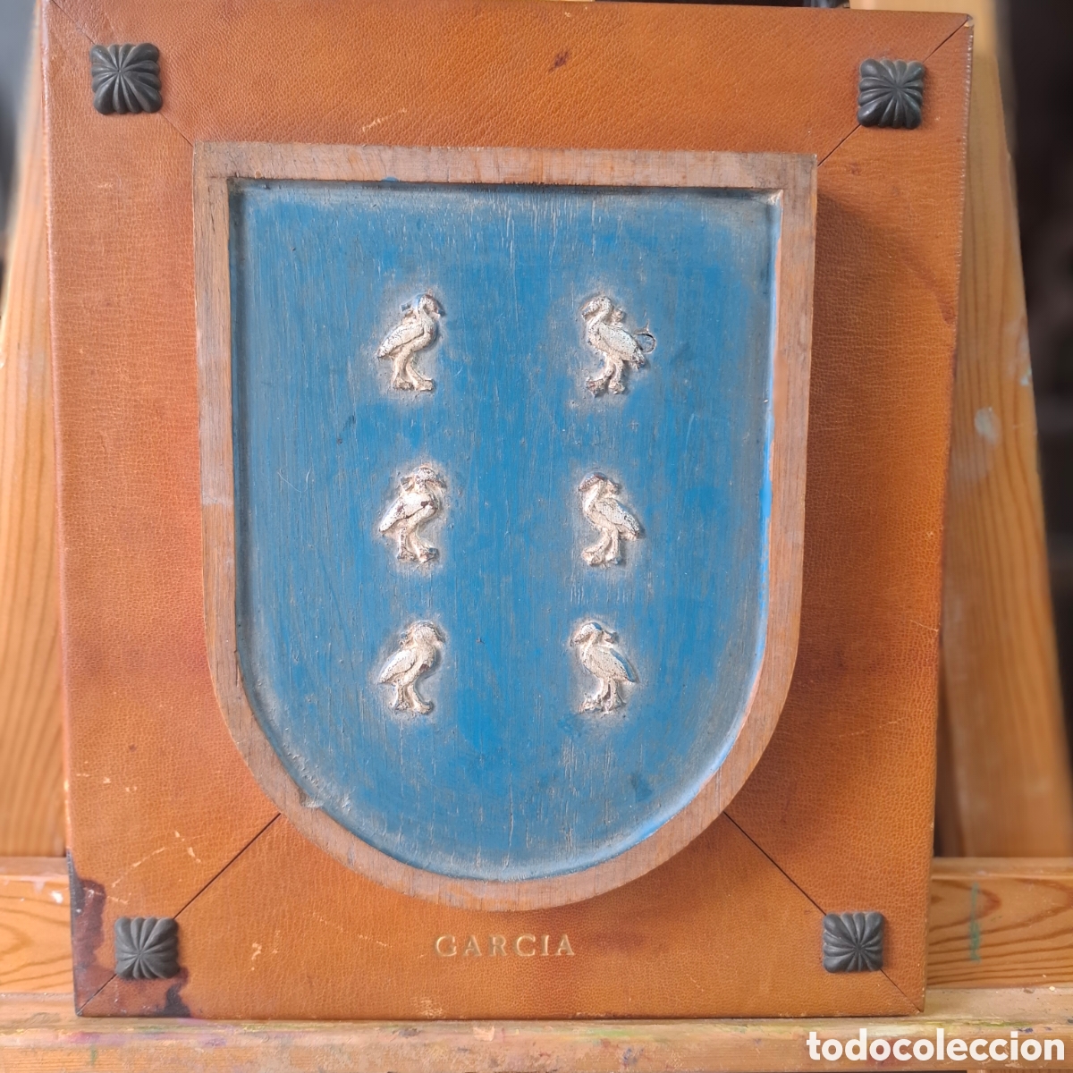 Coleccionismo: ESCUDO HERALDICO EN RELIEVE SOBRE MADERA. Apellido GARCIA. 32X28,5cms