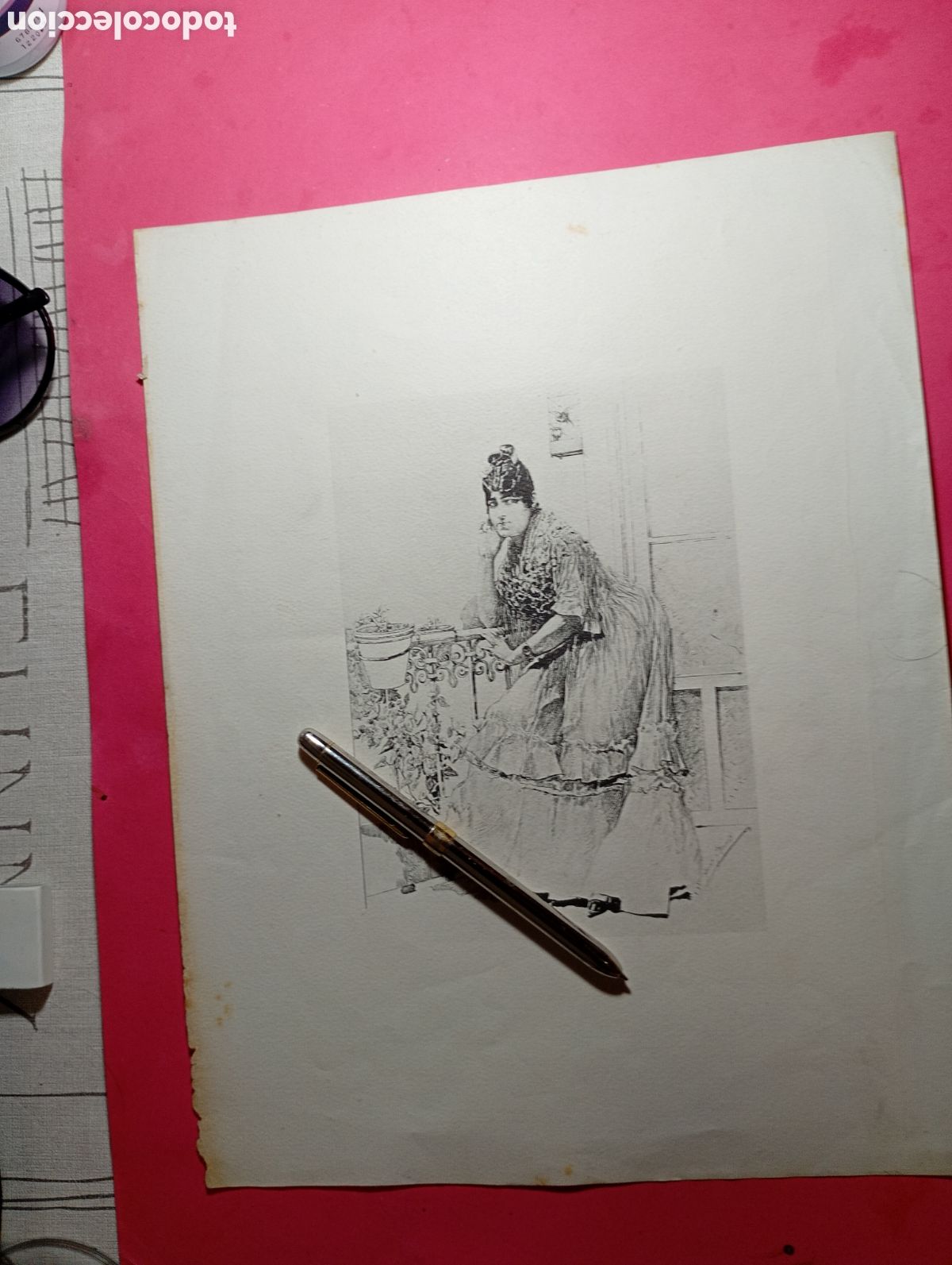 Coleccionismo: VINTAGE BONITA L&Aacute;MINA LITOGR&Aacute;FICA B/N MUJER EN BALC&Oacute;N (vista desde el interior) CON FLORES
