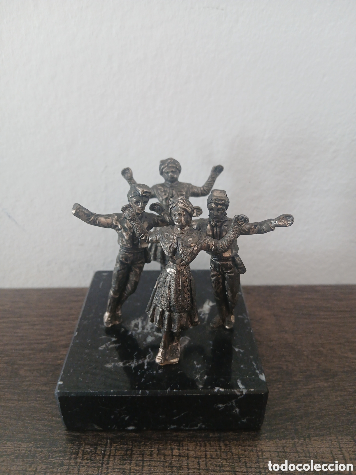 Coleccionismo: Figura de metal de la Sardana (baile tradicional catal&aacute;n) sobre peana de m&aacute;rmol - Recuerdo de Barcel