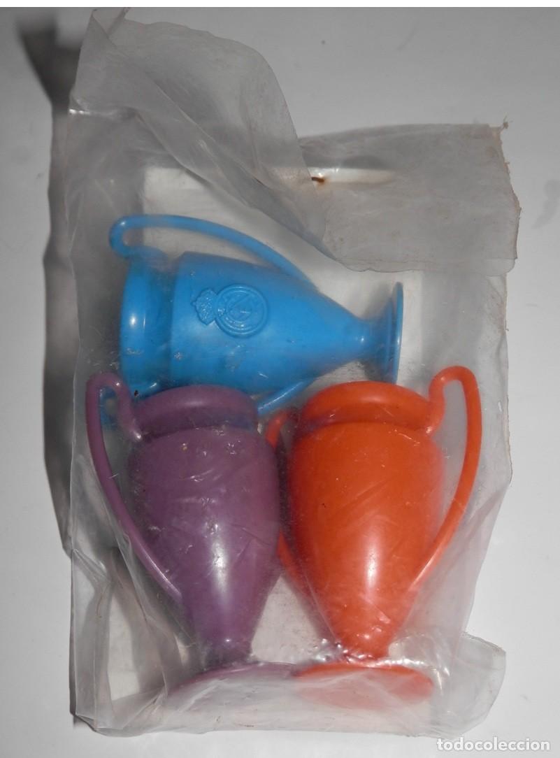 Coleccionismo: LOTE DE 3 MINIATURAS TROFEOS REAL MADRID - PARCHIS PERIODICO AS