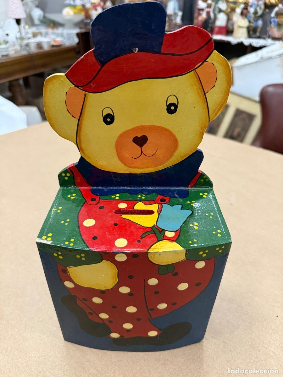 Coleccionismo: Graciosa hucha infantil con osito, en madera lacada. 30x15x9cms