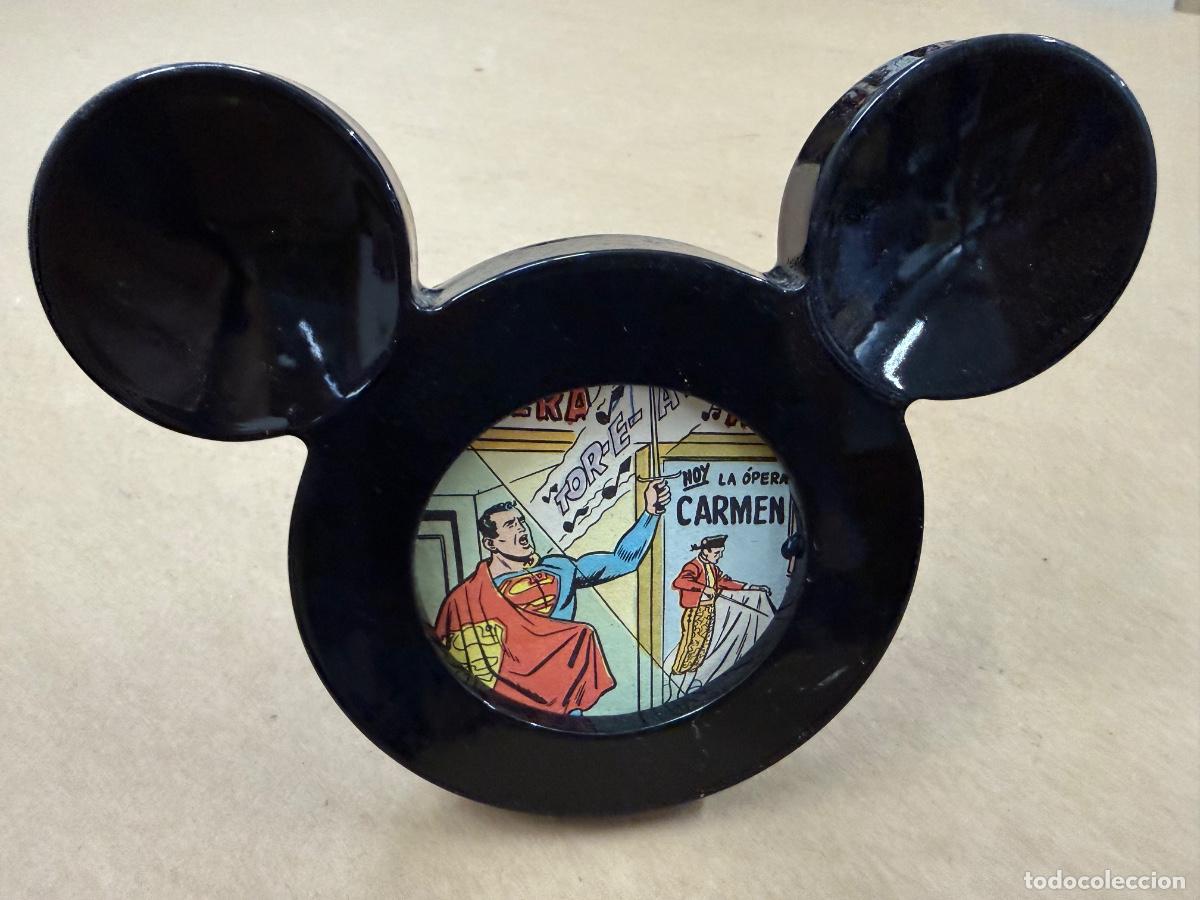 Coleccionismo: Encantador marco de fotos en forma de Mickey Mouse, con recorte antiguo de comic Superman. 17x19cms