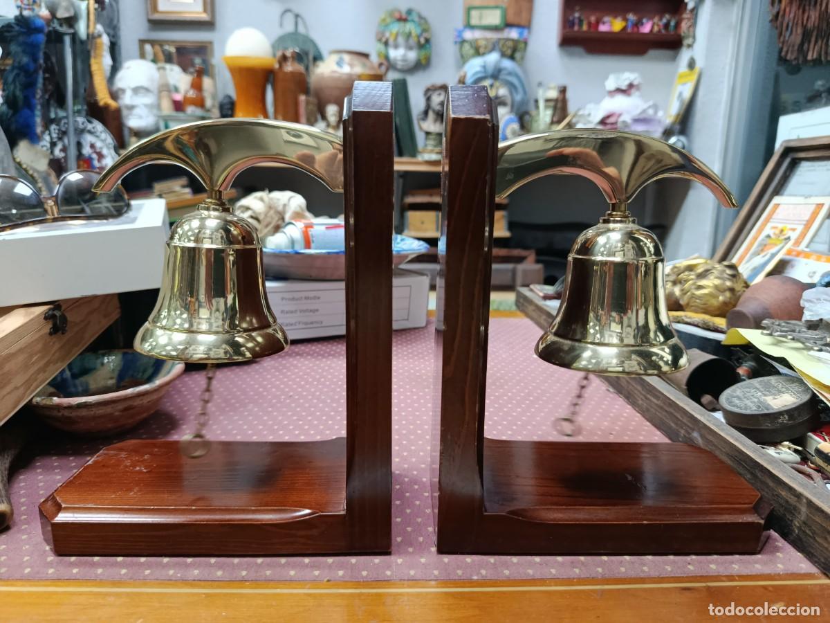 Coleccionismo: Pareja de sujeta libros de bronce y madera.A&ntilde;os 80. Marca LA.
