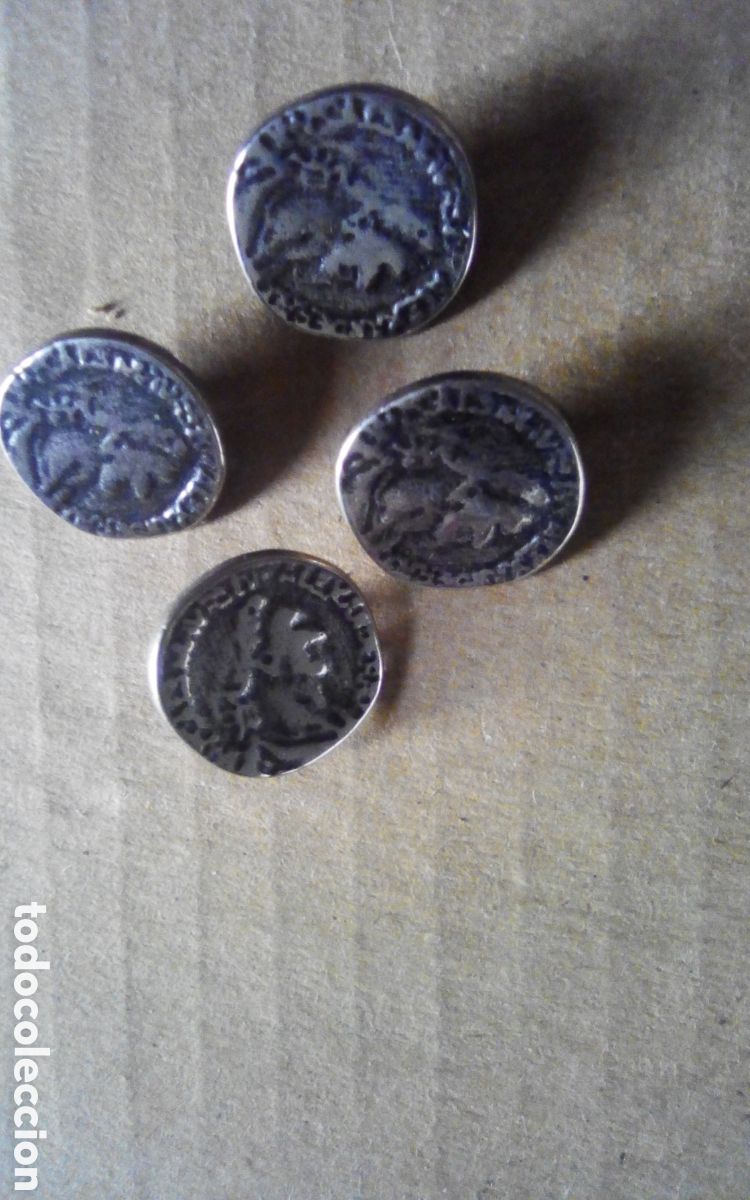Coleccionismo: Cuatro antiguos botones imitaci&oacute;n monedas antiguas.