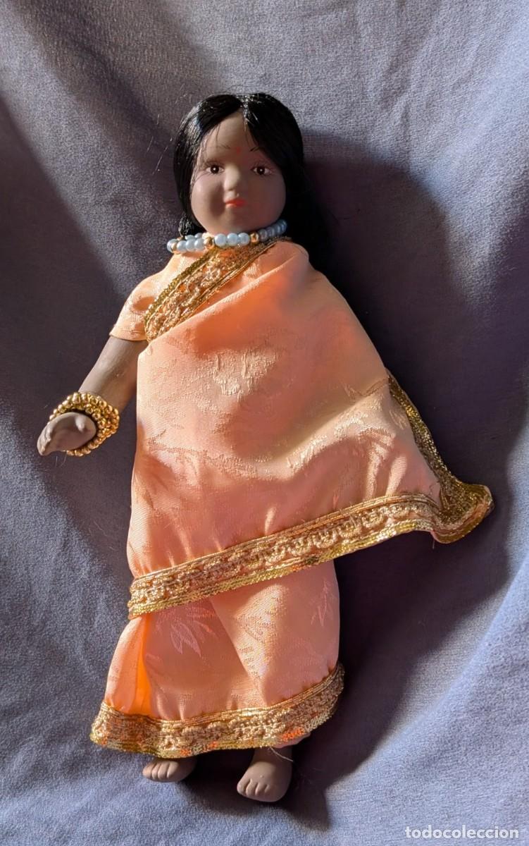 Coleccionismo: Mu&ntilde;eca de porcelana India con sari tradicional - Figura &eacute;tnica vintage de colecci&oacute;n