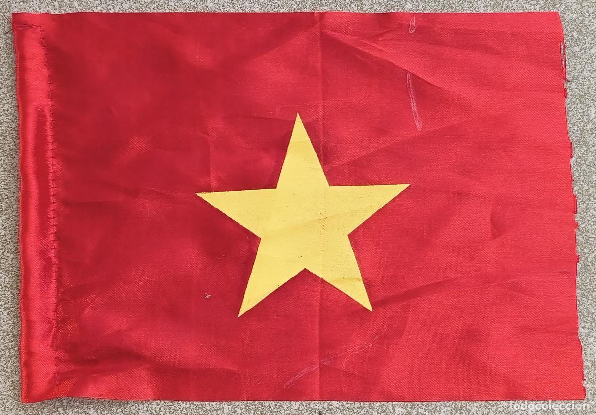 Coleccionismo: BANDERA DE MANO VIETNAM - 28 x 19 cm