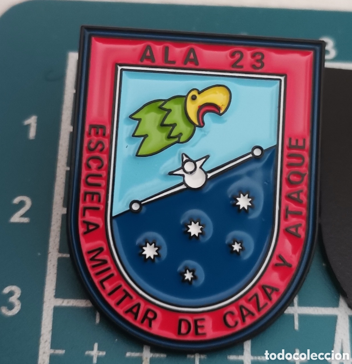 Coleccionismo: Pin met&aacute;lico ALA 23 INSTRUCCION DE CAZA Y ATAQUE Base A&eacute;rea Talavera la Real (Badajoz) Ej&eacute;rcito Aire