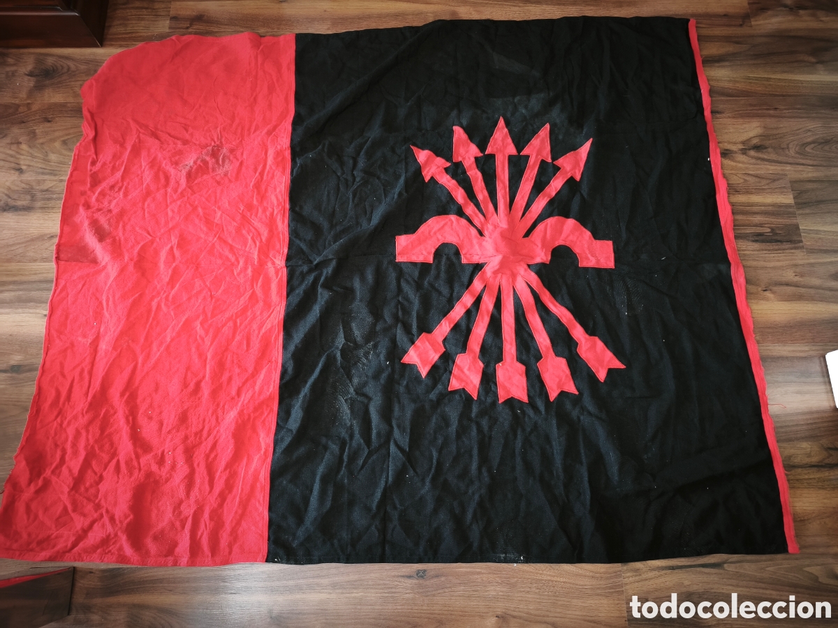 Coleccionismo: BANDERA FALANGE JONS ESCUDO YUGO Y FLECHAS DE TELA BORDADAS