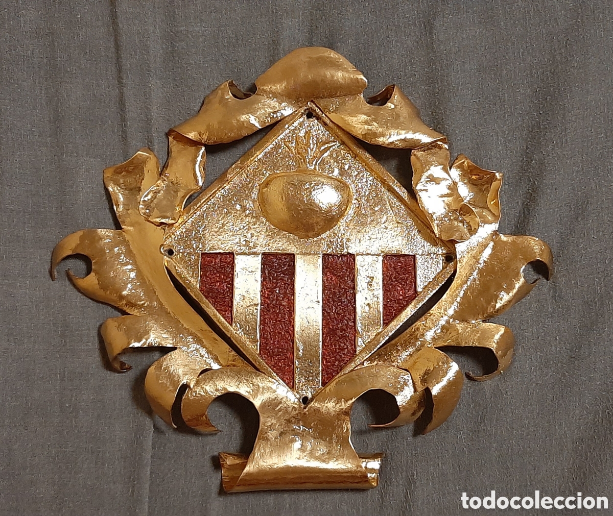 Coleccionismo: Escudo met&aacute;lico de Sabadell ba&ntilde;ado en oro
