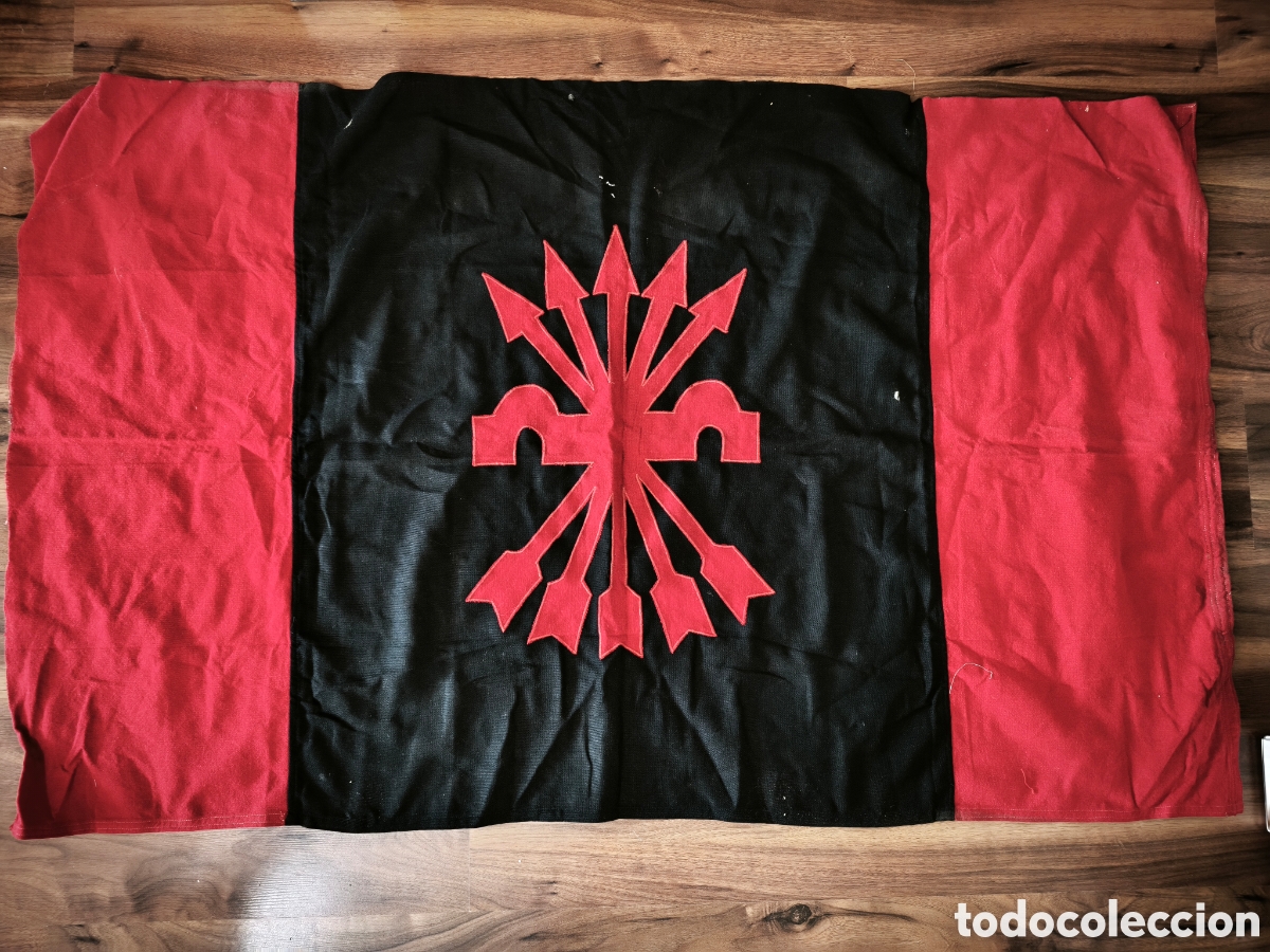 Coleccionismo: BANDERA FALANGE JONS ESCUDO YUGO Y FLECHAS DE TELA BORDADA