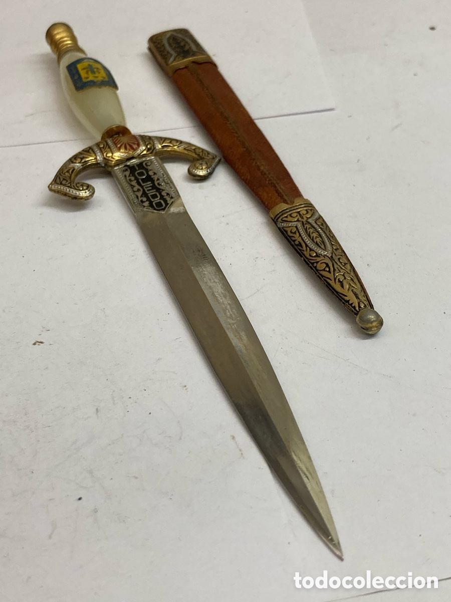 Coleccionismo: pu&ntilde;al o abrecartas decorativo de Toledo, conocido por sus detalles dorados y su funda de cuero.