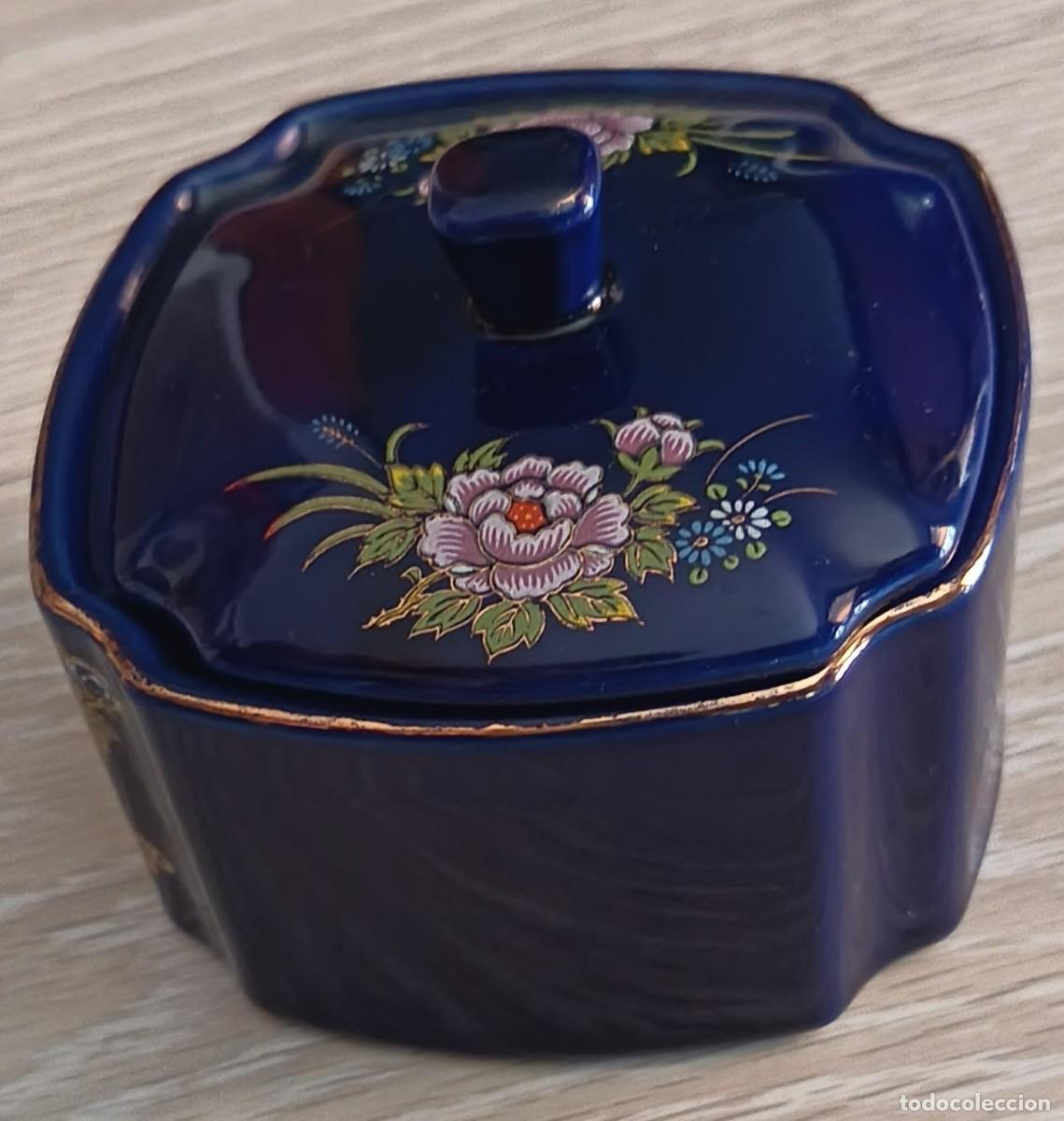 Coleccionismo: Caja de porcelana. Japonesa. Kutami. Color azul marino con flores.