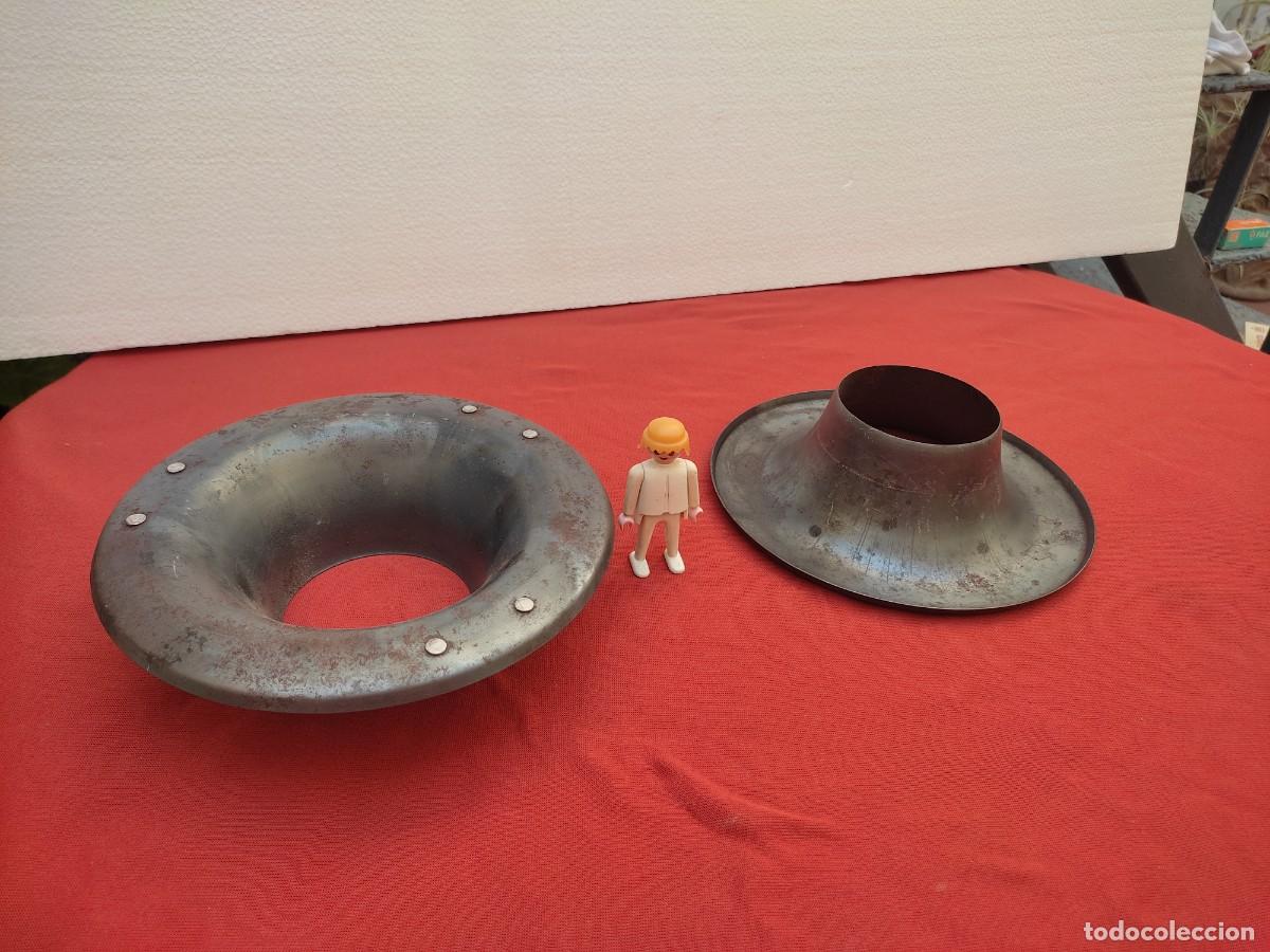 Coleccionismo: 2 piezas de metal con forma de volcan o embudo - desconozco su uso