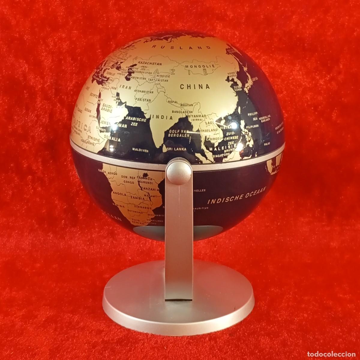 Coleccionismo: PEQUE&Ntilde;O GLOBO TERR&Aacute;QUEO DE ESCRITORIO - DE PL&Aacute;STICO, CON BASE MET&Aacute;LICA - MODERNO - 13,5 X 12 CM