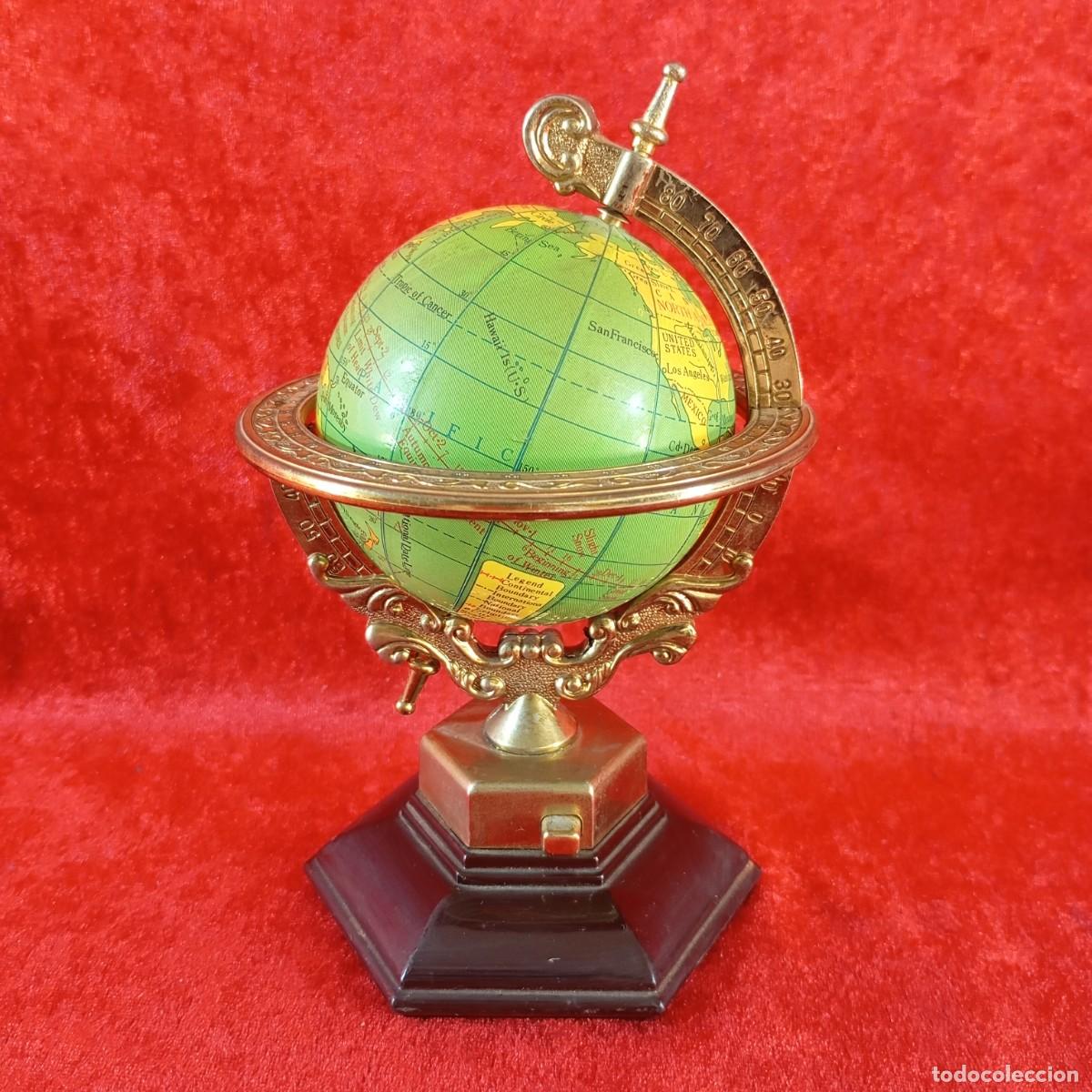 Coleccionismo: PEQUE&Ntilde;O GLOBO TERR&Aacute;QUEO DE ESCRITORIO - VINTAGE - DE PL&Aacute;STICO, CON BASE DE MADERA - 19 X 12 CM