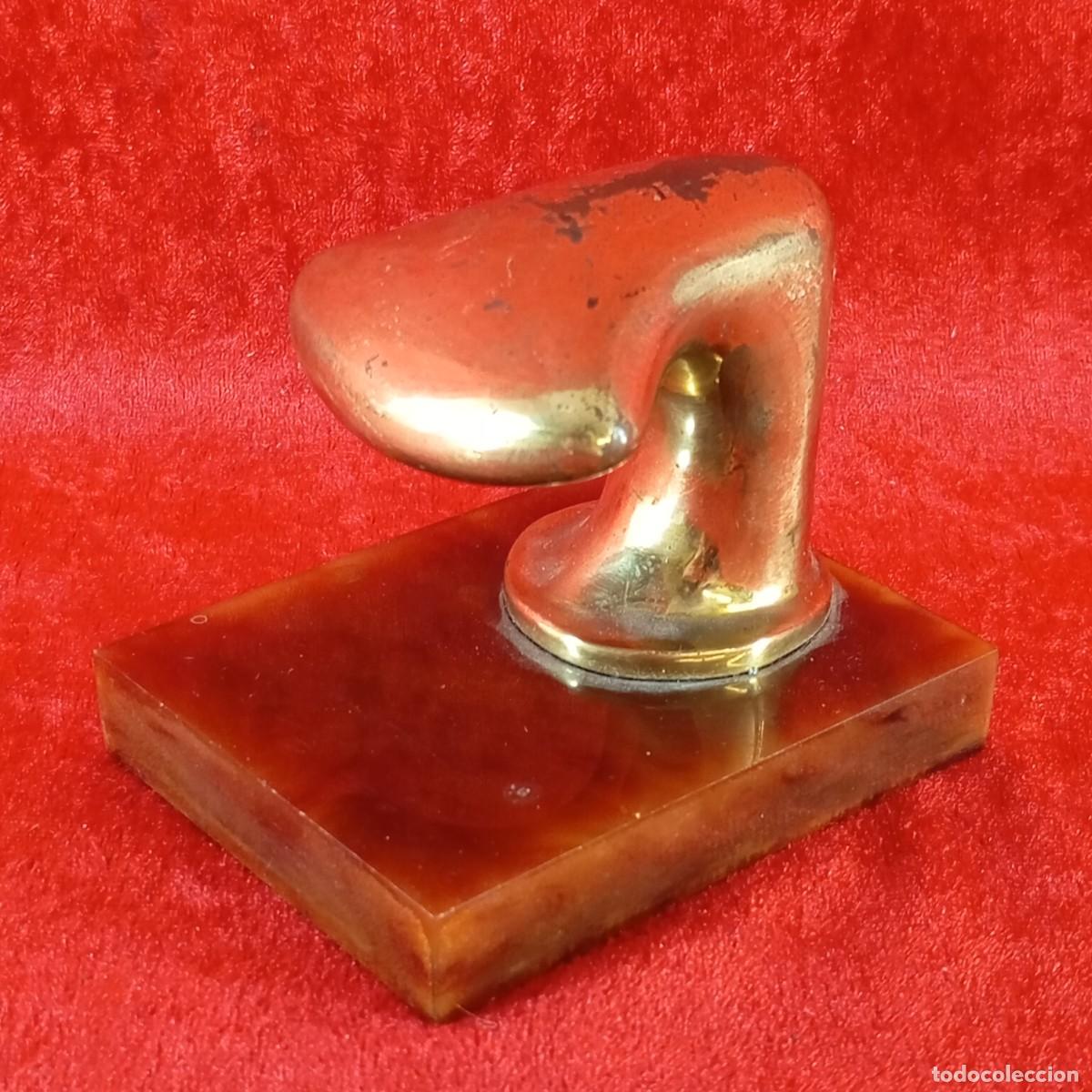 Coleccionismo: PISAPAPELES DE ESCRITORIO - CON FORMA DE AMARRE DE BUQUE - NORAY - BRONCE SOBRE M&Aacute;RMOL -8 X 9 X 7 CM