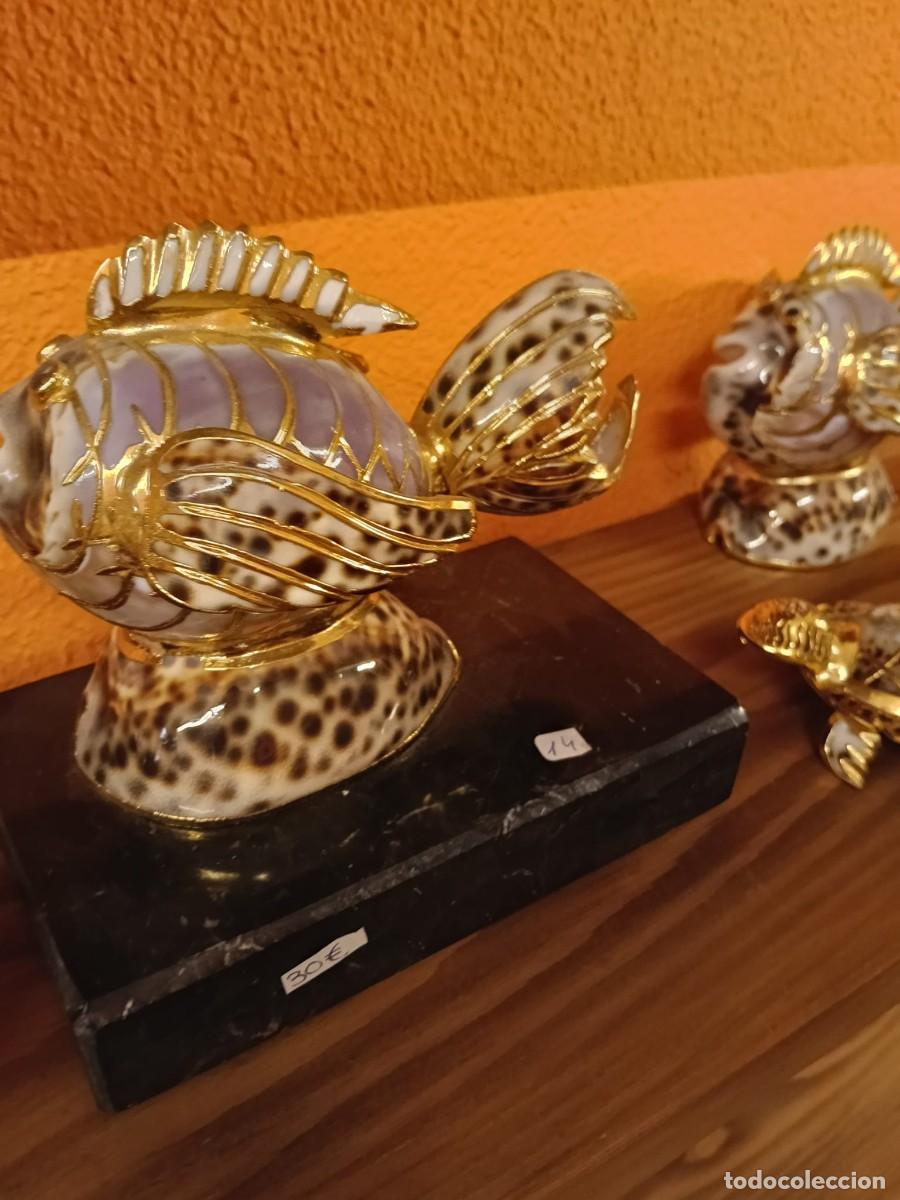 Coleccionismo: Pez decorativo artesanal de n&aacute;car sobre base de m&aacute;rmol