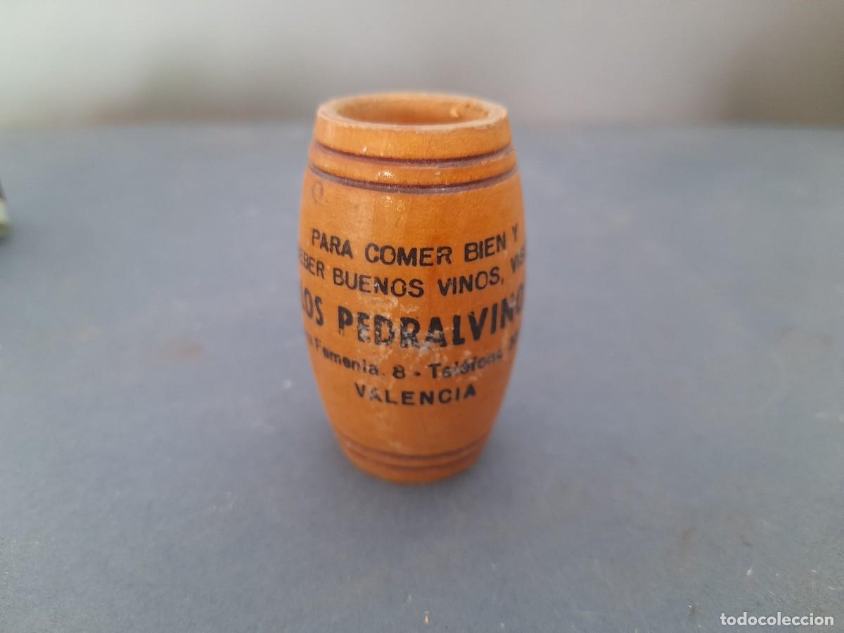 Coleccionismo: palillero en forma de barril de madera, los pedralvinos, valencia, 5,5x3,5cm aprox