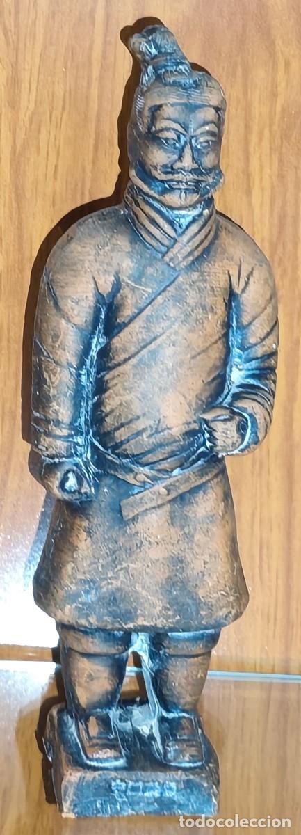 Coleccionismo: R&Eacute;PLICA DECORATIVA DE UN GUERRERO DE TERRACOTA DE XIAN O XI'AN HECHO DE BARRO O SIMILAR