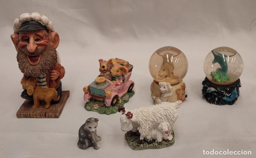 Coleccionismo: LOTE DE 6 FIGURAS DE RESINA, BOLAS DE NIEVE, ANCIANO, CABRAS, GATO, CONEJOS EN COCHE