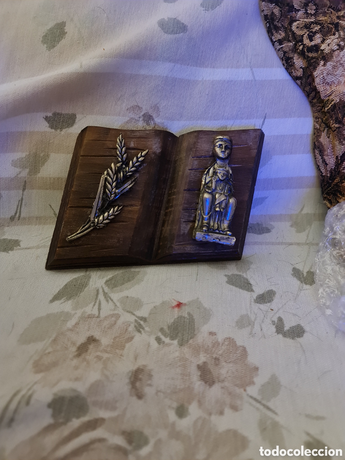 Coleccionismo: Artesanal Relieve Libro Abierto Virgen c/ Ni&ntilde;o