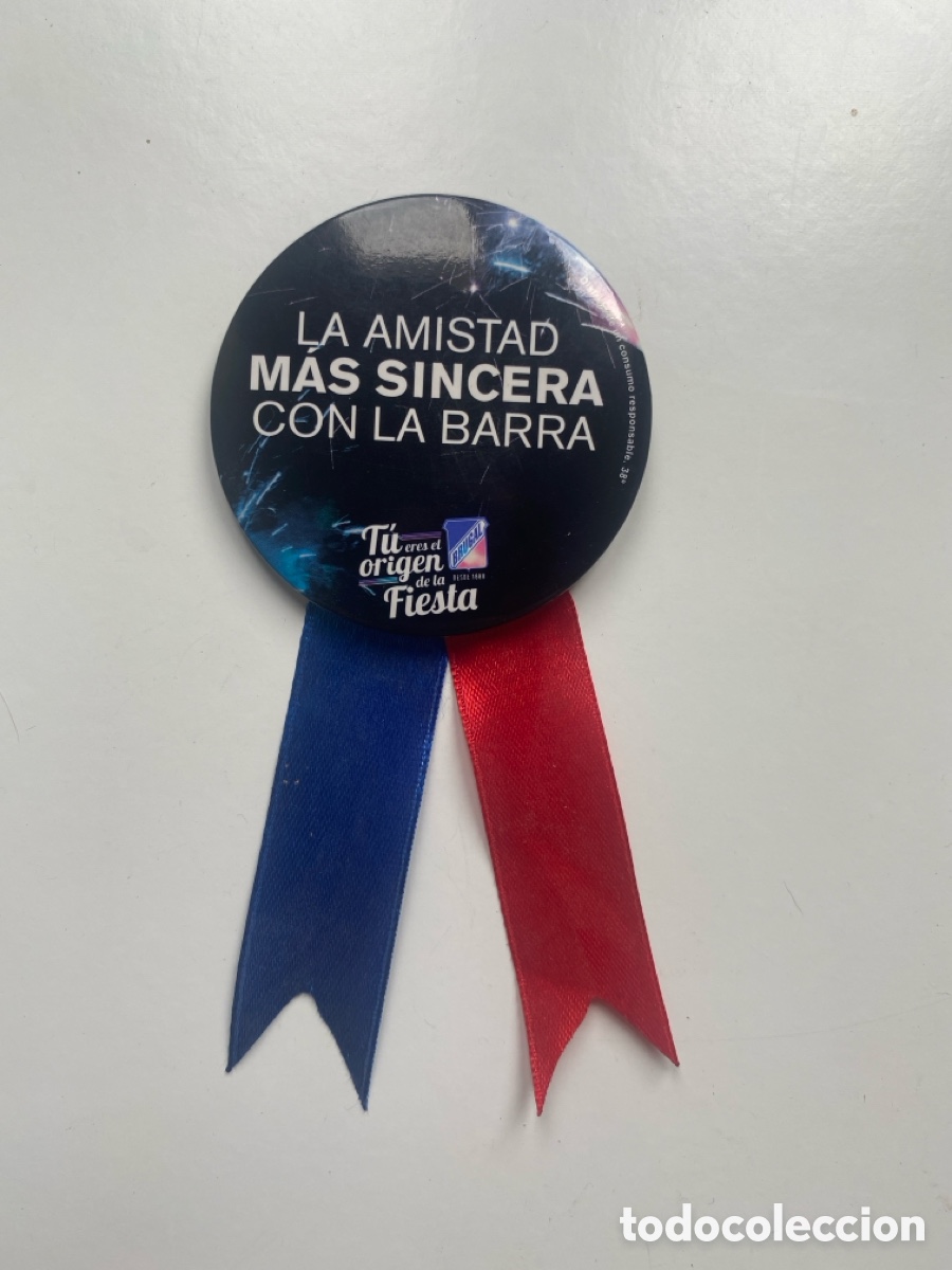 Coleccionismo: Chapa publicitaria Brugal con cintas &ndash; La amistad m&aacute;s sincera con la barra &ndash; Original