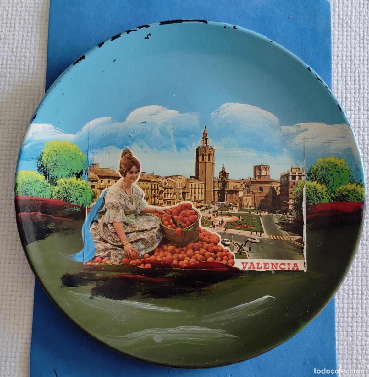 Coleccionismo: PLATO DE MELAMINA,CON POSTAL VALENCIA Y PINTURA 1960..ENVIO CERTIFICADO INCLUIDO EN EL PRECIO